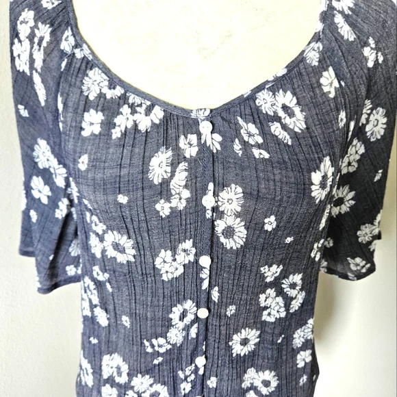 🌼Floral gray/ white bohemian blouse short sleeves size small 🌼 - Picture 7 of 7